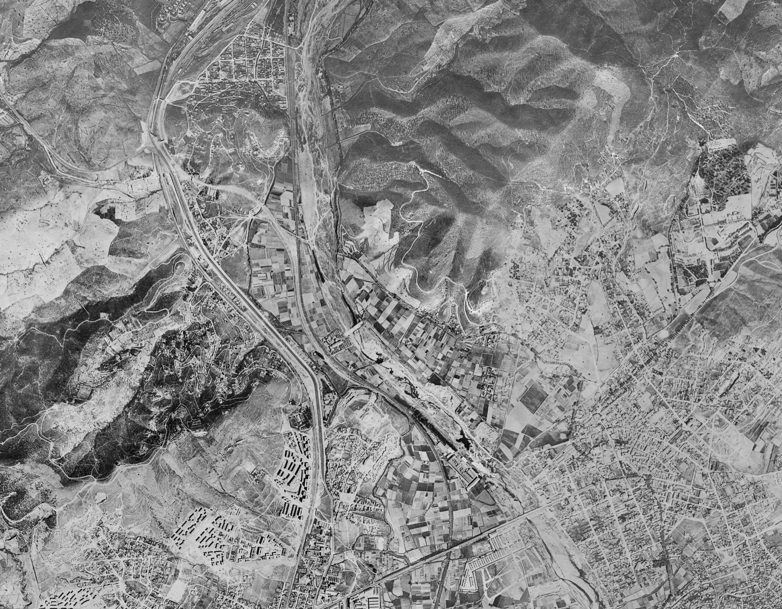La imatge aèria de 1956, amb el curs natural del riu.