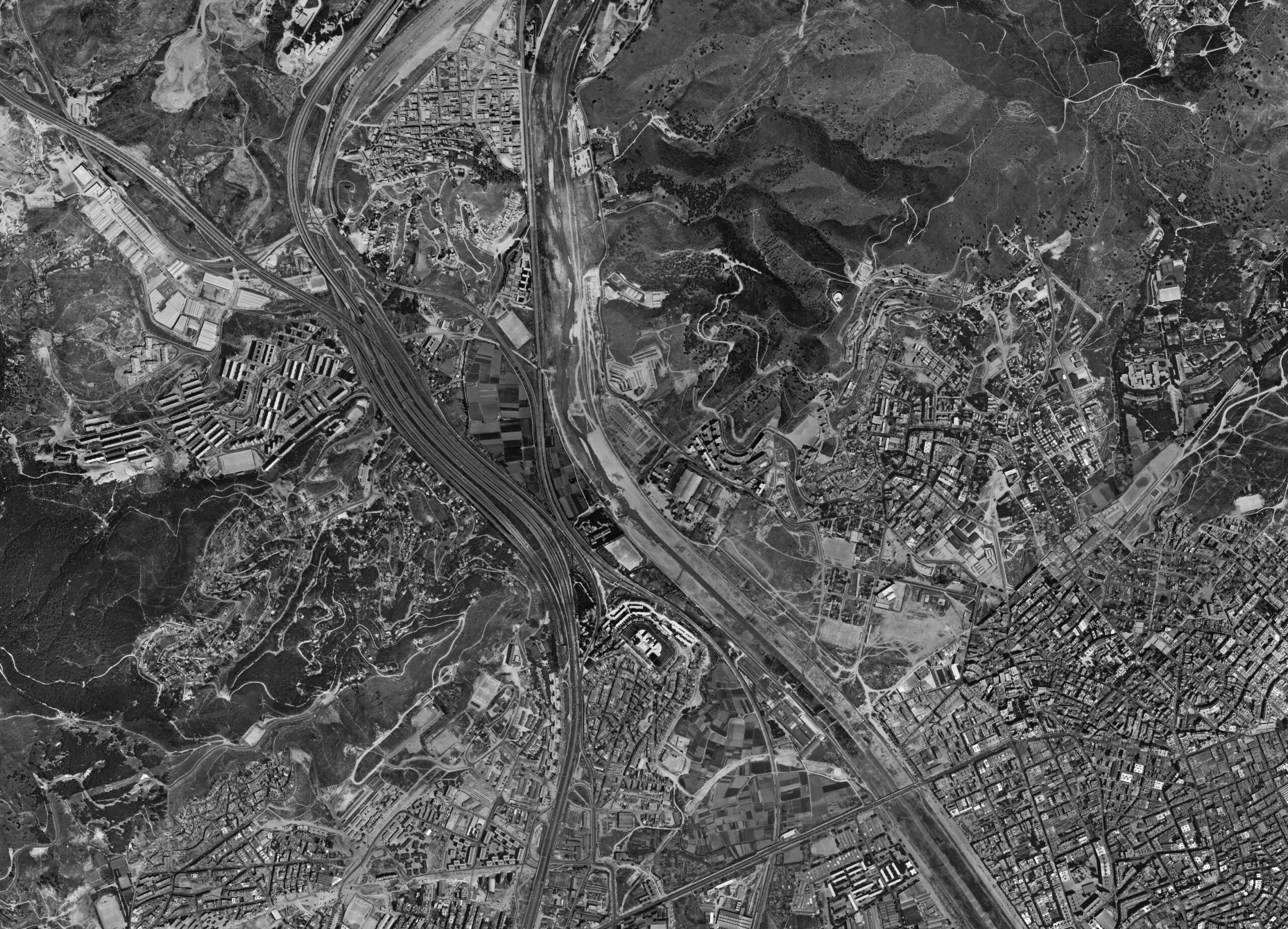 La imatge aèria de 1981, amb el curs canalitzat del riu.